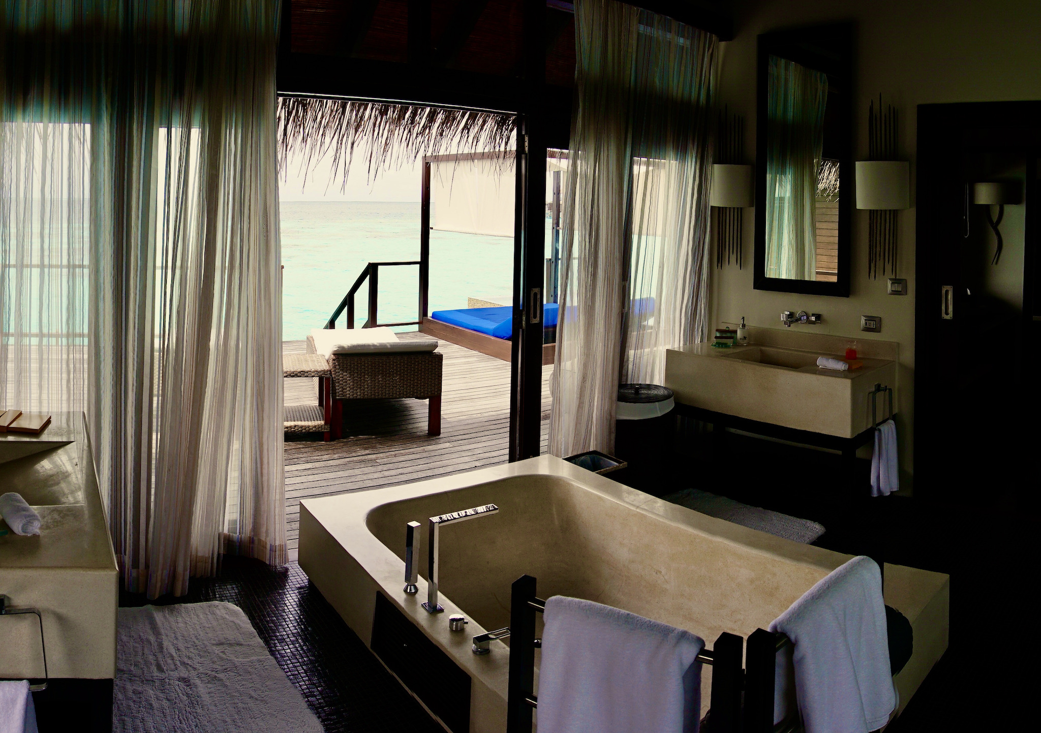 Bad einer Escape Water Villa: Baden im Meer, im Whirlpool oder Badewanne – wer die Wahl hat,.. Foto: Sascha Tegtmeyer Reisebericht Coco Bodu Hithi Malediven Erfahrungen