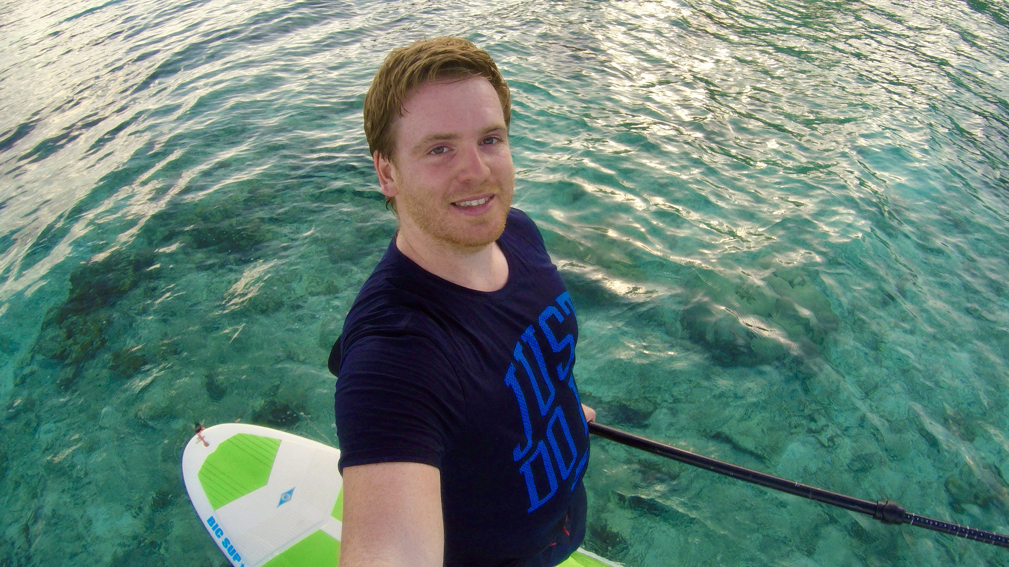 Erledigt, aber glücklich: Bei 32 Grad und Sonne satt kommt man beim Stand Up Paddling auf den Malediven ordentlich ins Schwitzen. Foto: Selfie