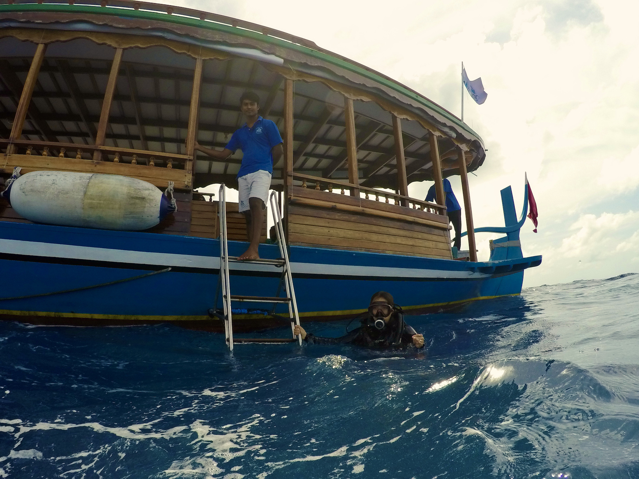 Das Dhoni ist ideal als Tauchboot – es ist wendig und auf den zwei Decks ist reichlich Platz. Foto: Sascha Tegtmeyer Reisebericht Coco Bodu Hithi Malediven Erfahrungen