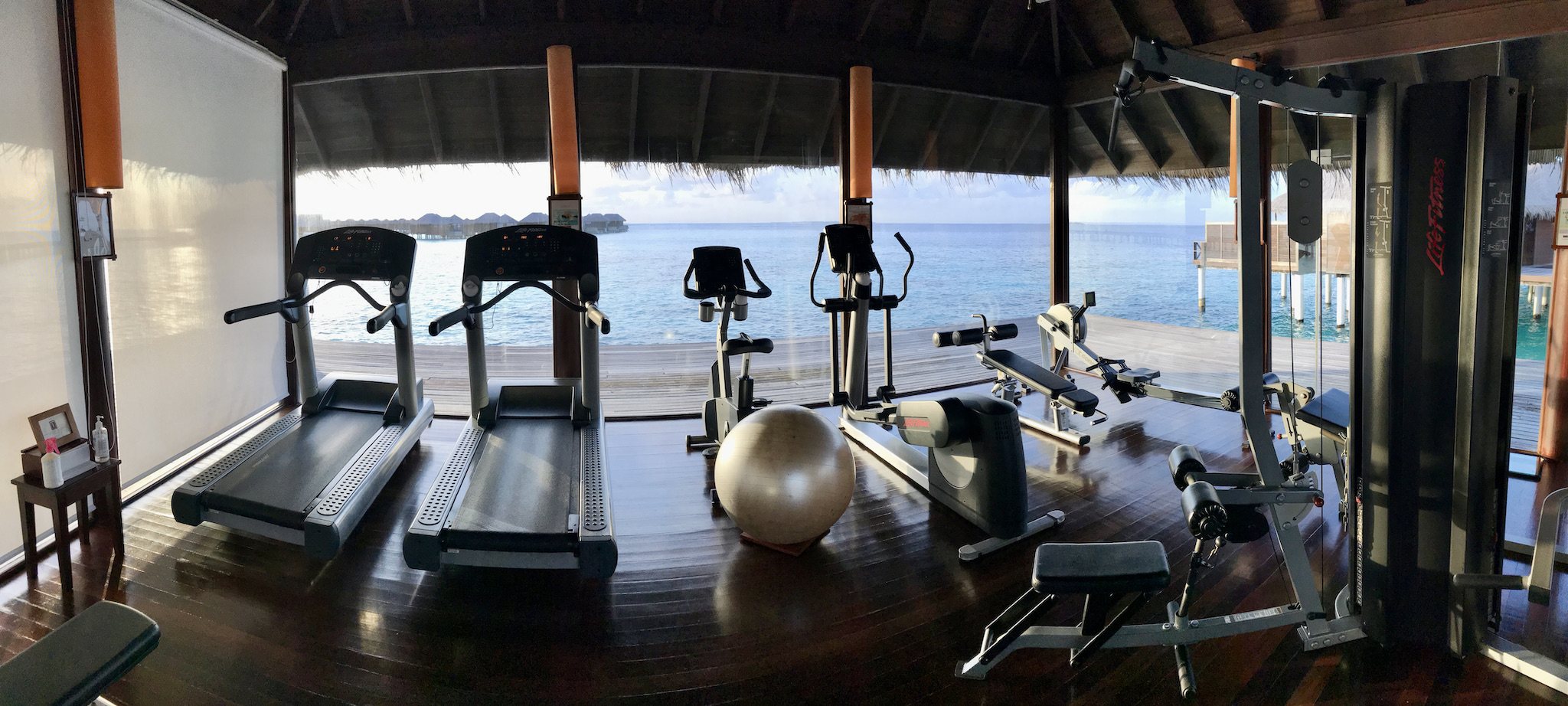 Fitness mit Meerblick: Wer gern joggen geht und weitere Distanzen zurücklegt, muss auf einer Malediven-Insel zwangsläufig auf's Laufband. Foto: Sascha Tegtmeyer Reisebericht Coco Bodu Hithi Malediven Erfahrungen