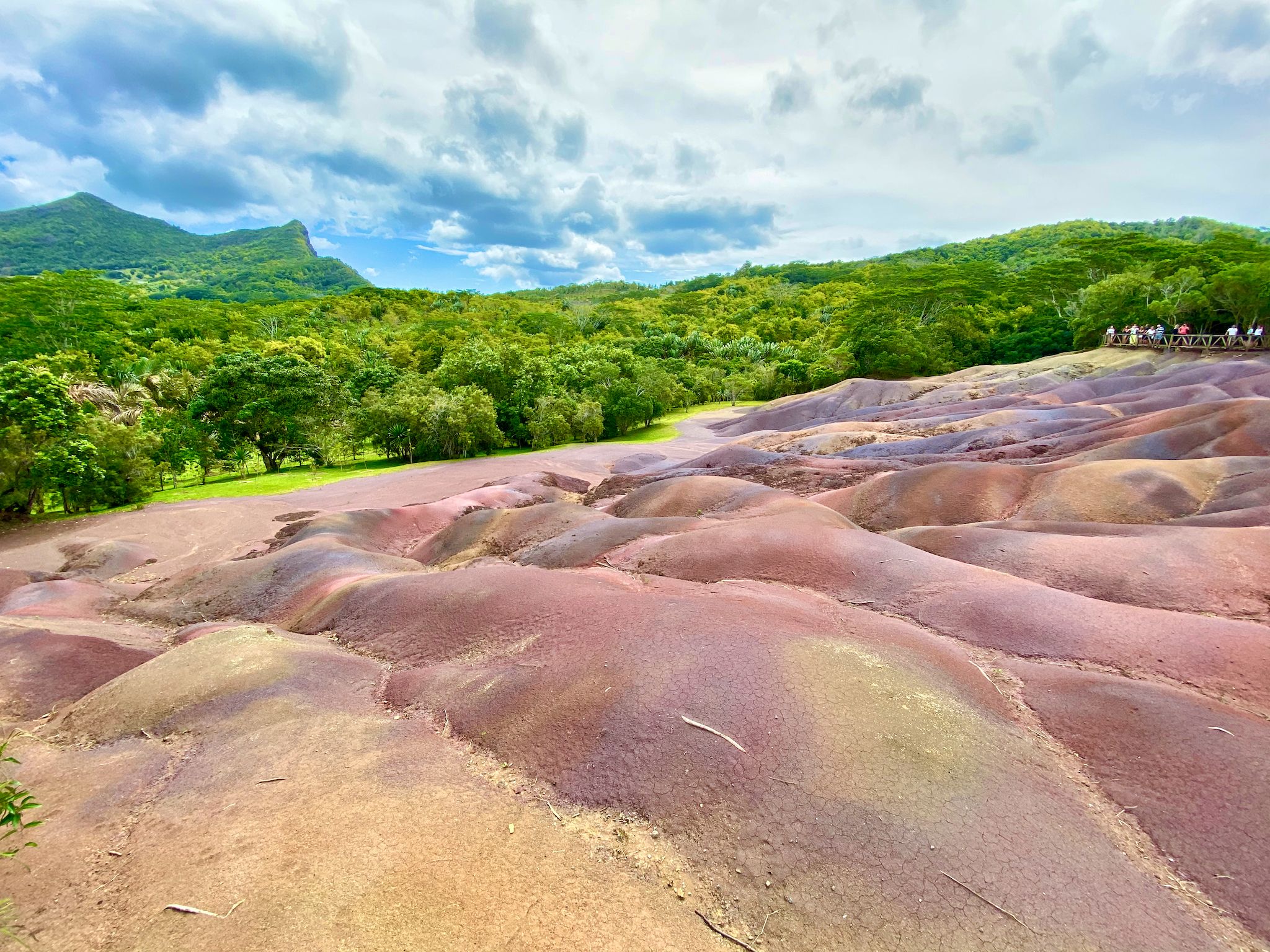 Mauritius ist ein wahres Paradies auf Erden und wahrscheinlich eines der schönsten Reiseziele auf diesem Planeten, das du mindestens einmal im Leben besuchen solltest. Doch bevor es losgeht, solltest du dich umfassend über die Insel informieren – damit das Meiste aus deinem Urlaub machen kannst. Ich habe dir in meinen Reiseinformationen Mauritius die wichtigsten Fakten und Informationen über die Insel zusammengestellt. Wenn du deine Reise planst, wirst du bestens vorbereitet sein.