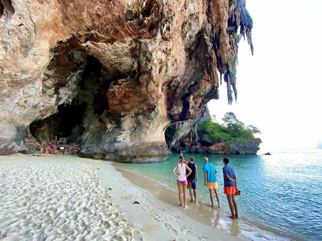 Der Phra nang Cave Beach ist ein Strand neben Railay Beach und bietet einige spektakuläre Aussichten – und Einsichten. Foto: Sascha Tegtmeyer