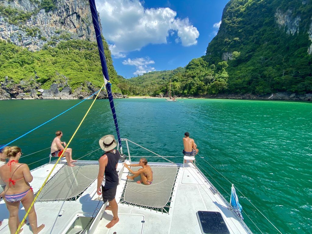 Auf zu Traumstränden und Hot Spots der Andamanensee: Mit einem nagelneuen Katamaran geht es auf große Phuket-Segeltour. Foto: Sascha Tegtmeyer