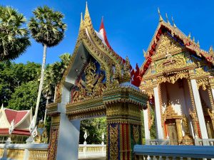 Auf Phuket kannst du so viele Sehenswürdigkeiten besuchen und Ausflüge unternehmen, dass du Wochen brauchst, um wirklich viel zu sehen. Du kannst die Insel zu Land mit einem Motorroller erkunden oder vom Meer aus mit einem Wassertaxi. Ein Besuch am Big Buddha, Shopping in Phuket-Stadt und der beeindruckende Tempel Wat Chalong locken. Welche Sehenswürdigkeiten auf Phuket musst du unbedingt gesehen haben? In meinem Erfahrungsbericht habe ich dir die wichtigsten Spots der Insel aufgelistet.