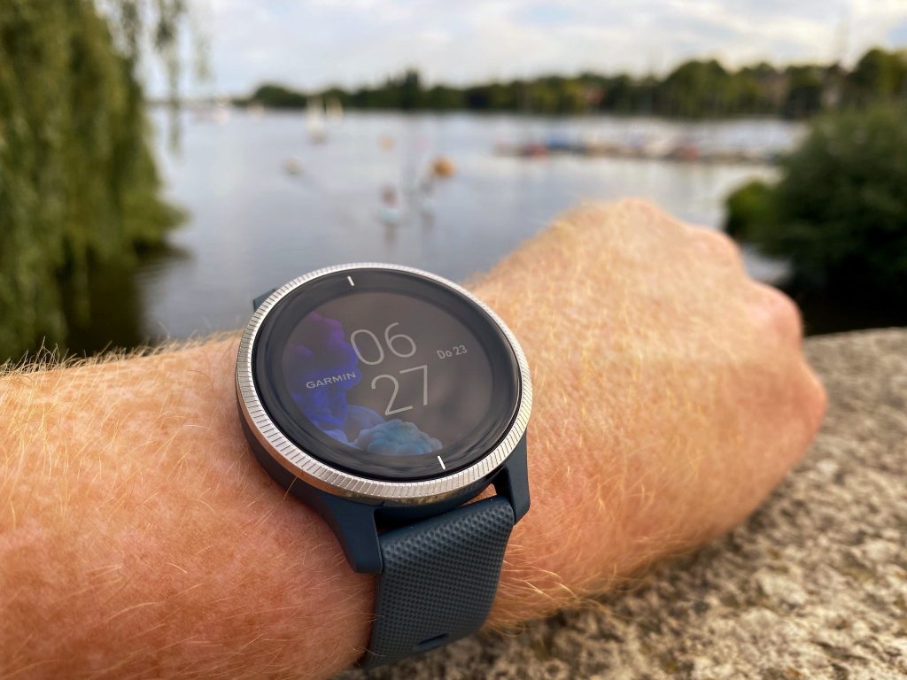 Garmin Venu Testbericht: Eine runde Sache – Über die Sport-Smartwatch gibt es wirklich nicht viel zu meckern. Foto: Sascha Tegtmeyer