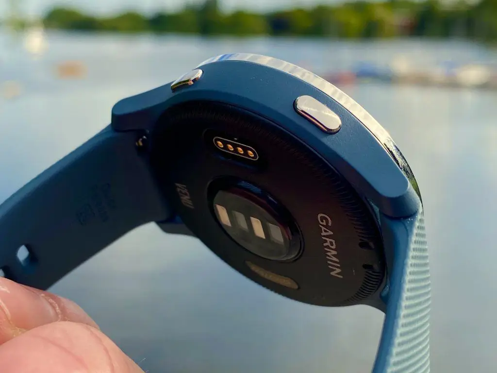 Garmin Venu Test: Erfahrungen und Gebrauchtkauf 2026 7 Unterseite der Garmin Venu mit optischem Sensor und Ladekontakten