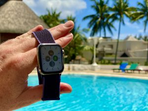 Apple Watch Sport Loop Test Erfahrungen Testbericht Sportarmband Für die unterschiedlichen Modelle der Apple Watch gibt es mittlerweile Armbänder wie Sand am Meer. Elegante, robuste und sportliche Bänder, die sich in den unterschiedlichsten Situationen tragen lassen. Wer die Smartwatch als Sportuhr etwa beim Joggen, Surfen oder Schwimmen nutzen möchte, findet eine riesige Auswahl an bequemen und funktionalen Sportarmbändern. Ich habe an meiner Premium-Smartwatch das Apple Watch Sport Loop im Test ausprobiert. Ist dieses Uhrenarmband zu Recht eines der beliebtesten? Ich habe meine persönlichen Erfahrungen damit zusammengestellt.