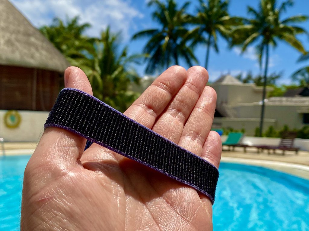 Auf diesem Foto sieht man ein Apple Watch Sport Loop, das ich in der Hand halte, und im Hintergrund ist ein Pool zu sehen von einem Hotel auf Mauritius, Palmen und ein Pavillon. 

Apple Watch Sport Loop Test Erfahrungen Testbericht Sportarmband

Ich habe das Apple Watch Sport Loop auf Mauritius dem absoluten Härtetest unterzogen: Salzwasser, Chlorwasser, Sand, hohe Sonneneinstrahlung und Sonnencreme. Das Accessoire hat sich wirklich robust geschlagen. Meine Erfahrungen sind durchweg positiv. Foto: Sascha Tegtmeyer