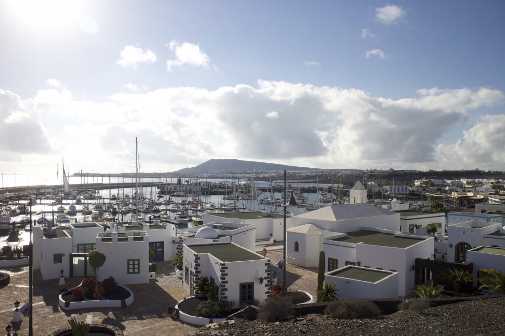 Playa Blanca ist ein ruhiger und gepflegter Urlaubsort mit gehobenen Hotels und Resorts. Foto: Sascha Tegtmeyer Die Architektur Lanzarotes ist eine Augenweide. Weiße Gebäude, die sich perfekt in die Landschaft einfügen, prägen das Bild der Insel. Es gibt keine hohen Bettenburgen, sondern niedrige Gebäude, die sich perfekt in die Umgebung einfügen. Man könnte fast meinen, dass jeder Stein und jedes Gebäude von einem Architekten geplant wurde. Die Architektur auf Lanzarote ist geprägt von einer minimalistischen Ästhetik, die Ruhe und Entspannung ausstrahlt. Die Insel ist sehr gepflegt und die Bewohner scheinen viel Wert auf ihre Umwelt und Kultur zu legen.