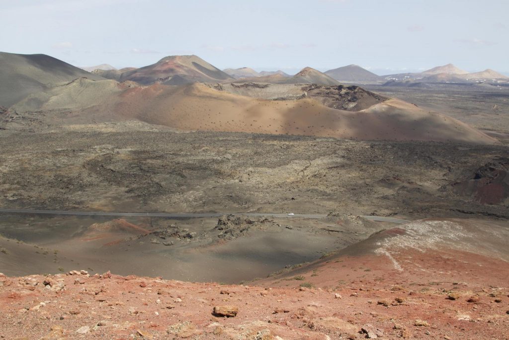 Karg und heiß wie in der Hölle: Lanzarote ist vielerorts ohne Vegetation – aber auch das macht die Besonderheit der Insel aus. Foto: Sascha Tegtmeyer