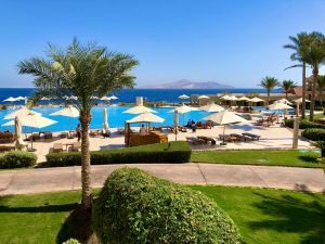 Reisen im September? Aber ja! Der Spätsommer zählt meiner Meinung nach zu den besten Monaten für Urlaub überhaupt. Und das hat viele Gründe – die Ferienzeit ist vorbei, Preise sinken und an vielen Reisezielen herrschen ideale Bedingungen. Ich stelle dir in diesem Beitrag einige der schönsten Reiseziele September vor, gebe dir meine wertvollen Insider-Tipps und beantworte dir die Frage: Wo ist es im September noch schön warm? Eine Destination hat es mir für diesen Monat ganz besonders angetan. Welche das wohl ist? Nein, es ist nicht Kroatien.