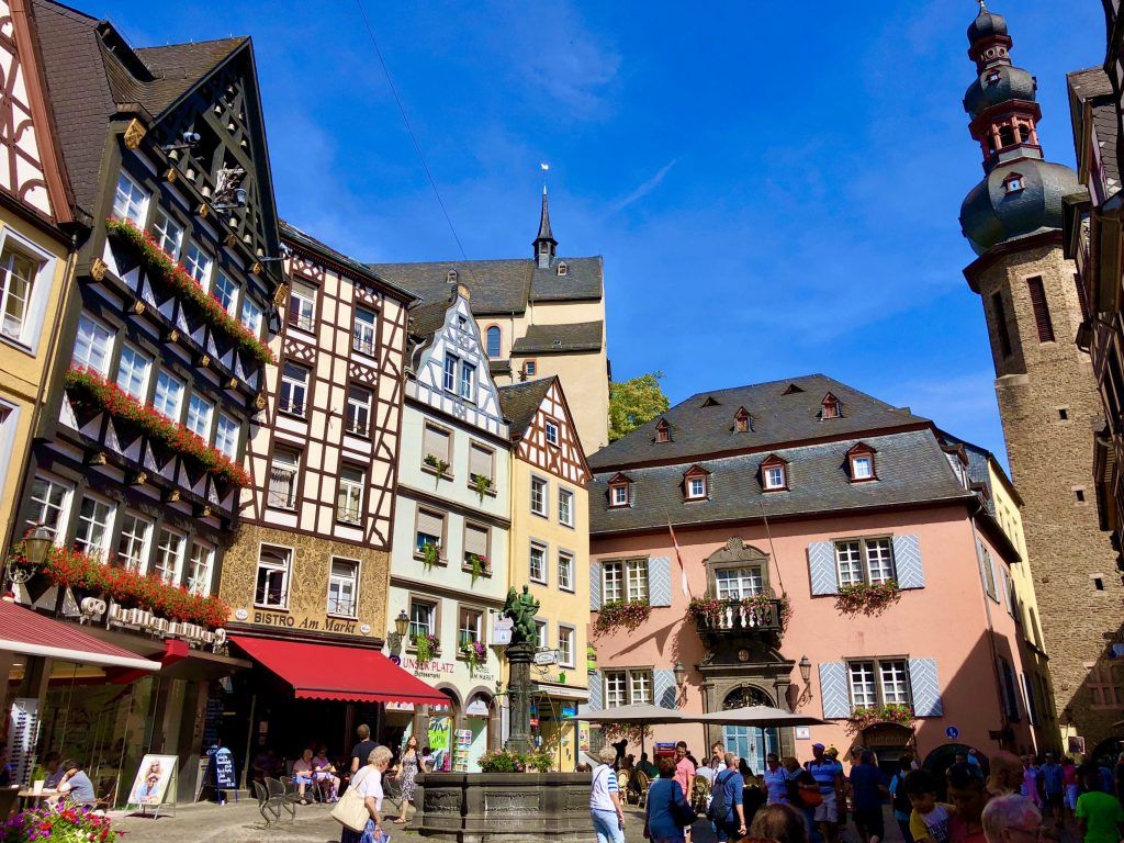 Ein Kurzurlaub kann wie eine Auszeit vom Alltag sein, und mit der richtigen Planung kannst du das Beste aus deiner begrenzten Zeit machen. In nur wenigen Tagen kannst du neue Orte entdecken, dich entspannen und unvergessliche Erinnerungen sammeln. Ein Kurzurlaub ist eine gute Gelegenheit, dem Alltag zu entfliehen und das Abenteuer zu suchen. Ob ein aufregender Städtetrip, ein Wochenende in den Bergen oder ein Ausflug an einen fernen Strand - in nur wenigen Tagen kann man sich wie auf einer einwöchigen Reise fühlen. Wir stellen dir einige der schönsten Kurzreiseziele vor und geben dir Tipps, wie du das Beste aus deiner Reise machen kannst. Lies weiter und lass dich inspirieren!