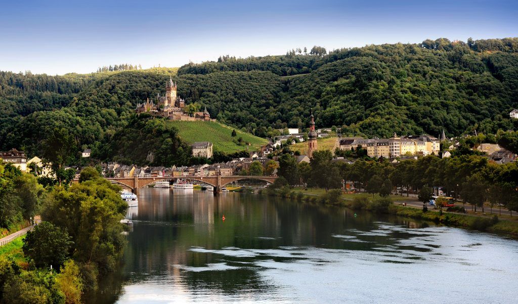 Allgegenwärtig: Über der Stadt thront die Reichsburg Cochem. Foto: Tourist-Information Ferienland Cochem