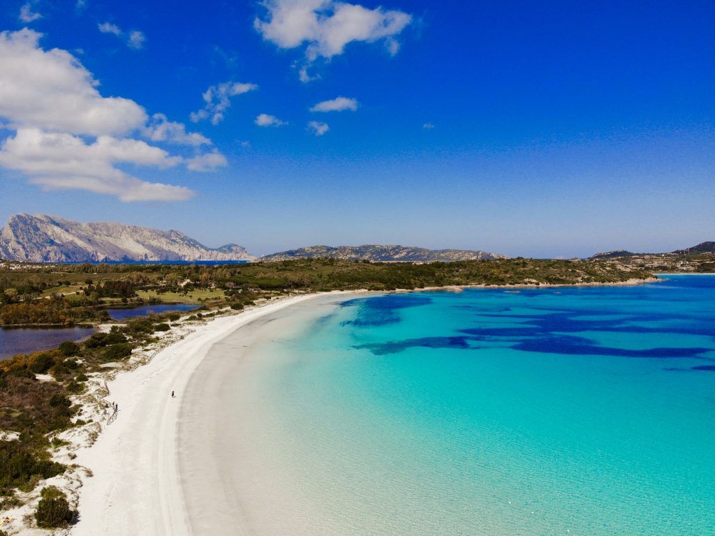 Ganz allein am Traumstrand: In der Nebensaison auf Sardinien kannst du idyllische Buchten entdecken. Deshalb ist die Insel eines meiner bevorzugten Destinationen als Reiseziel September. Foto: Sascha Tegtmeyer