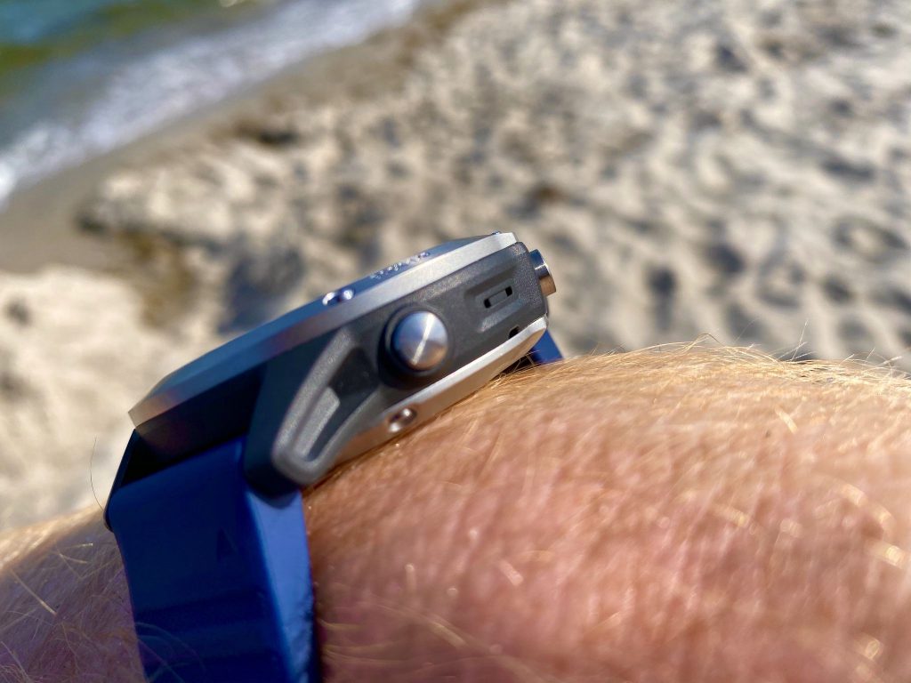 Das Gehäuse besteht aus einem hochwertigen Kunststoff und viel Edelstahl: Die Garmin quatix 6 ist damit ideal für alle Outdoor-Einsätze. Foto: Sascha Tegtmeyer