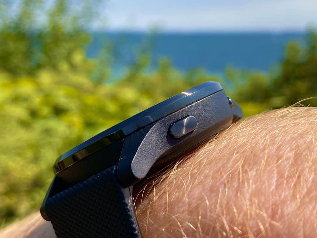 Durch die Menüs navigiert wird bei der Garmin vivoactive 4 ganz intuitiv über das Touchdisplay und zwei Knöpfe. Foto: Sascha Tegtmeyer 