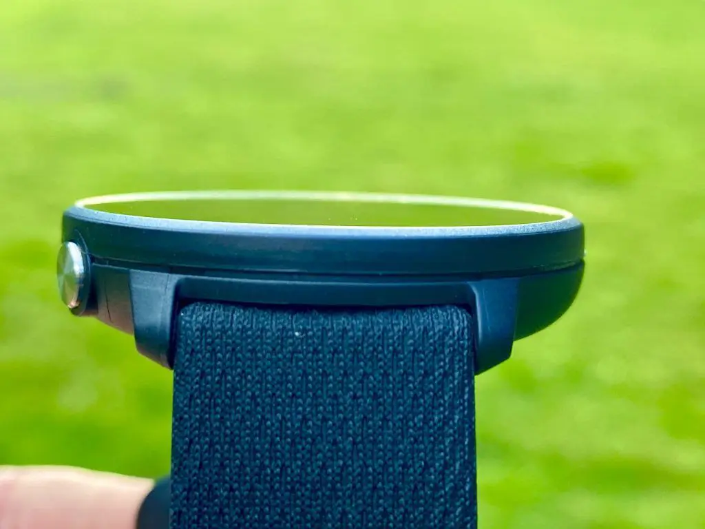 Polar Unite Test – Fitness Watch für Alltag und Reisen? 6 Nahaufnahme des flachen Polar-Unite-Gehäuses und des textilen Armbands
