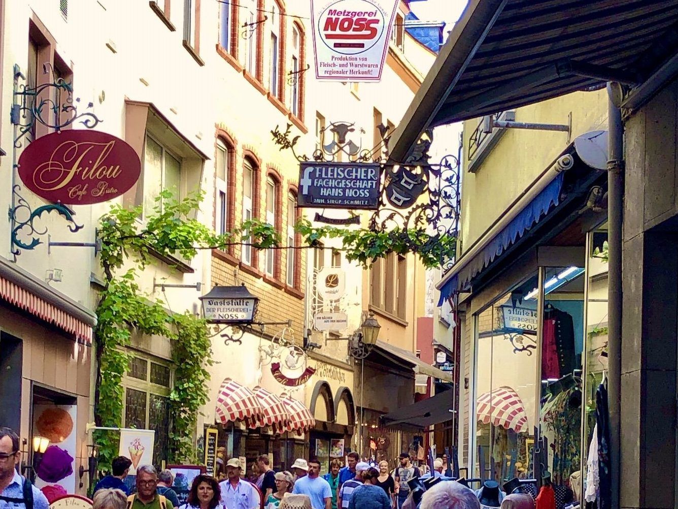 In der Innenstadt von Cochem gibt es zahlreiche Geschäfte zum Shoppen und Entdecken. Foto: Sascha Tegtmeyer 