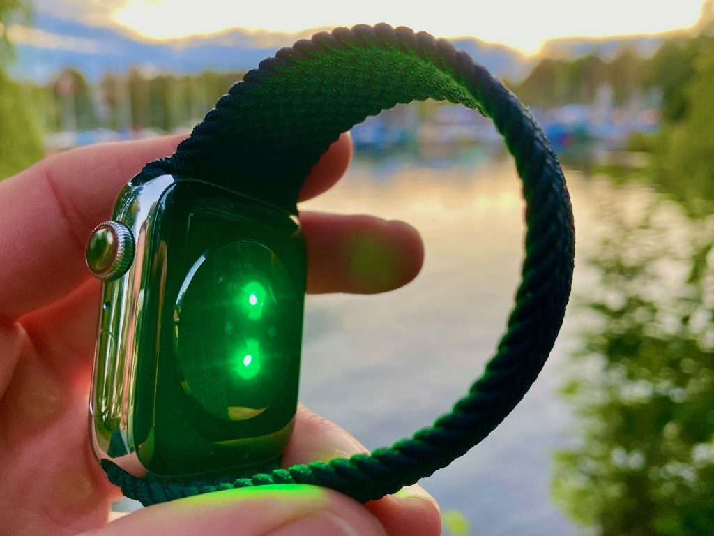 Mithilfe der Digitalen Krone kann auch die 6er Apple Watch ein 1-Kanal-EKG direkt am Handgelenk erstellen. Foto: Sascha Tegtmeyer