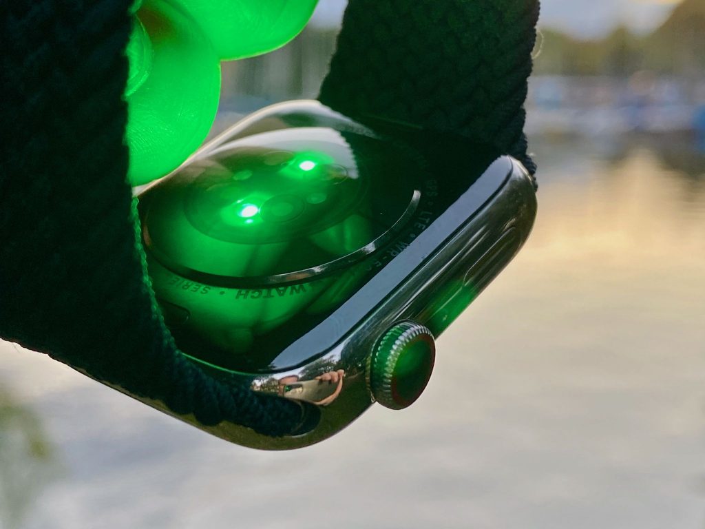 Der neue optische Sensor im Gehäuseboden besteht jetzt aus vier LED Clustern und vier Photodioden. Er misst präzise die Herzfrequenz und den Sauerstoffgehalt im Blut – direkt am Handgelenk. Foto: Sascha Tegtmeyer