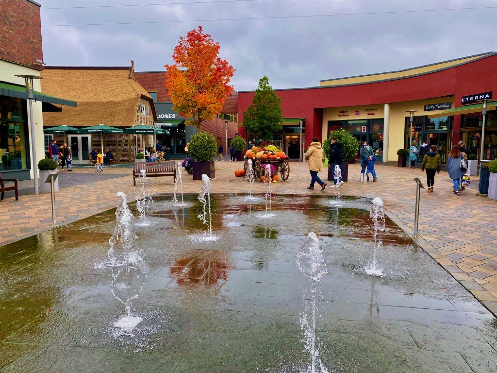 Im Designer Outlet Soltau kann man sich an regnerischen Tagen in der Lüneburger Heide wunderbar die Zeit vertreiben – auf 13.500 Quadratmetern gibt zahlreiche bekannte Marken-Stores, die bis zu 70 Prozent Rabatt bieten. Foto: Sascha Tegtmeyer