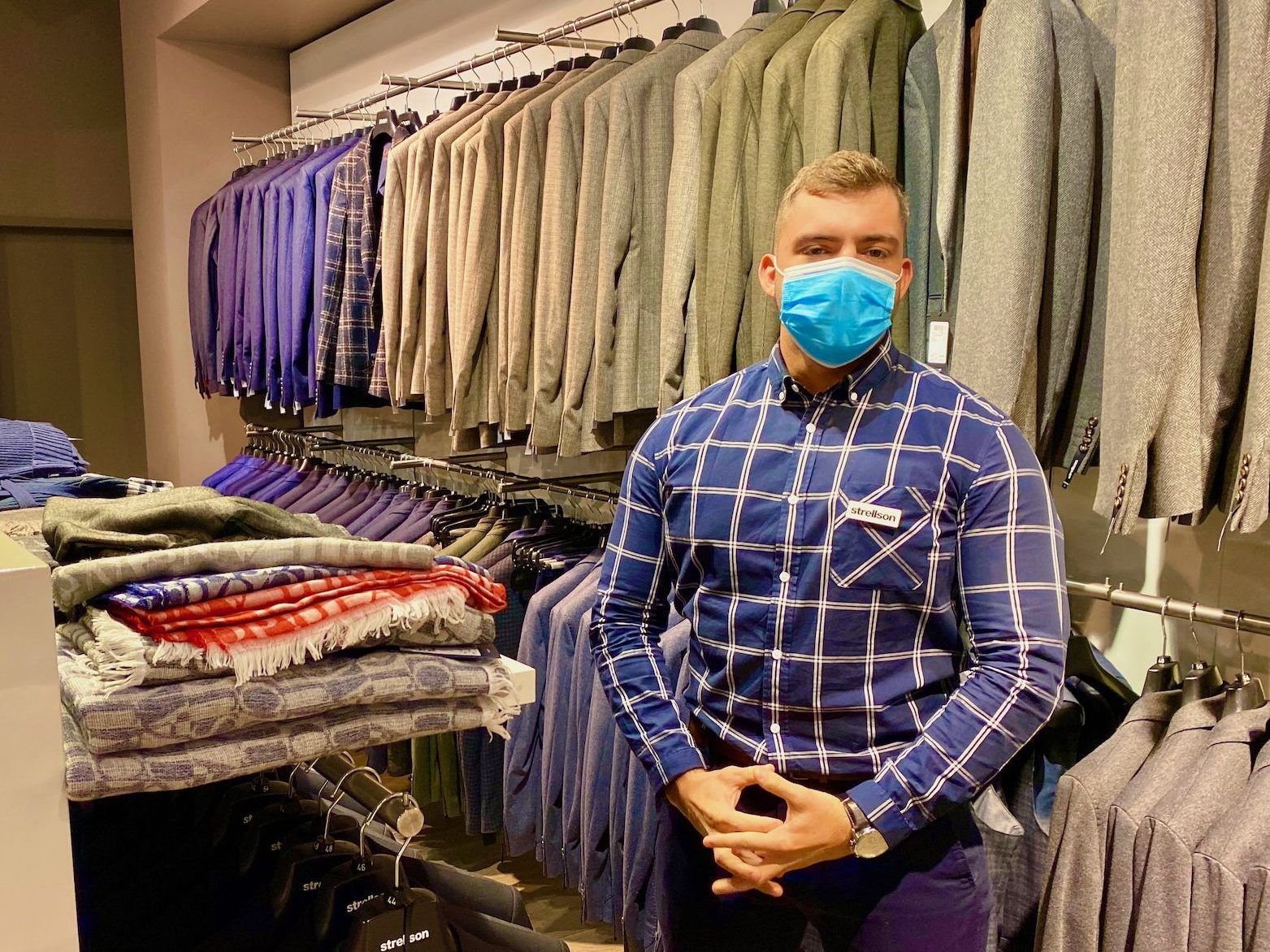 Kompetente Beratung beim Kauf gibt es gratis dazu – wie hier von Dominik im Store von Strellson und Joop. Foto: Sascha Tegtmeyer