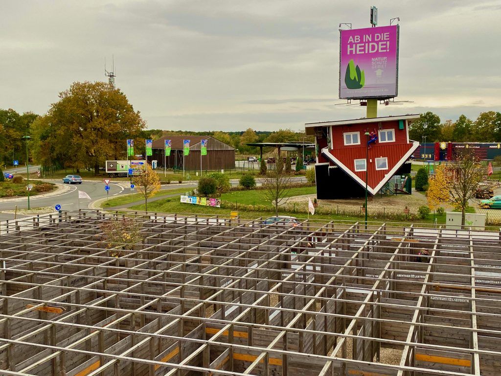 Im Labyrinth müssen Besucher spannende Rätsel lösen und lernen dabei etwas über die Lüneburger Heide. IN der Mitte des Labyrinths befindet sich ein kleiner Aussichtsturm. Foto: Sascha Tegtmeyer