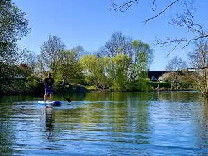 Was musst Du beim SUP im Frühling beachten? Meine Tipps helfen Dir beim Saisonstart für die erste Tour des Jahres.
