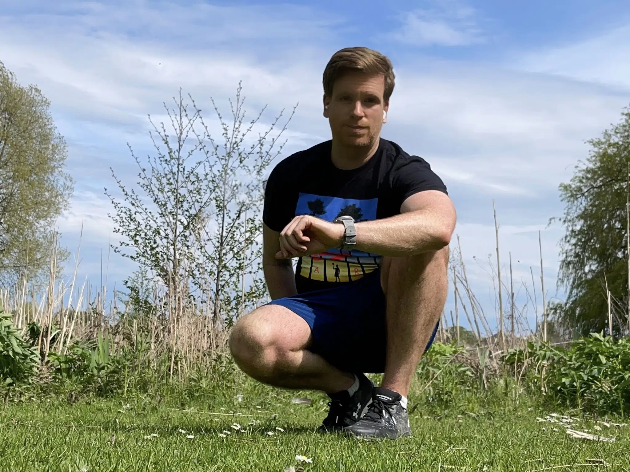 Suunto 7 Stone Gray Titanium im Test: Lohnt sie sich noch? 3 Sascha trägt die Suunto 7 Stone Gray Titanium beim Sport im Freien