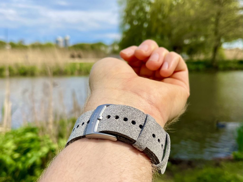 Das Armband der Suunto 7 Stone Gray Titanium sitzt weich und bequem am Arm. 