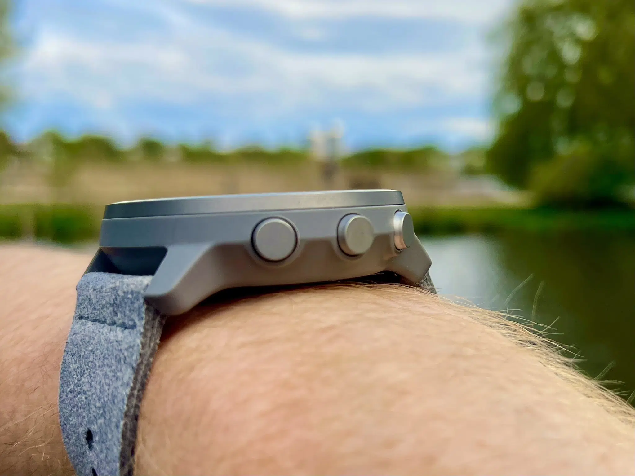 Suunto 7 Stone Gray Titanium im Test: Lohnt sie sich noch? 4 Seitenansicht der Suunto 7 Stone Gray Titanium mit drei Bedientasten