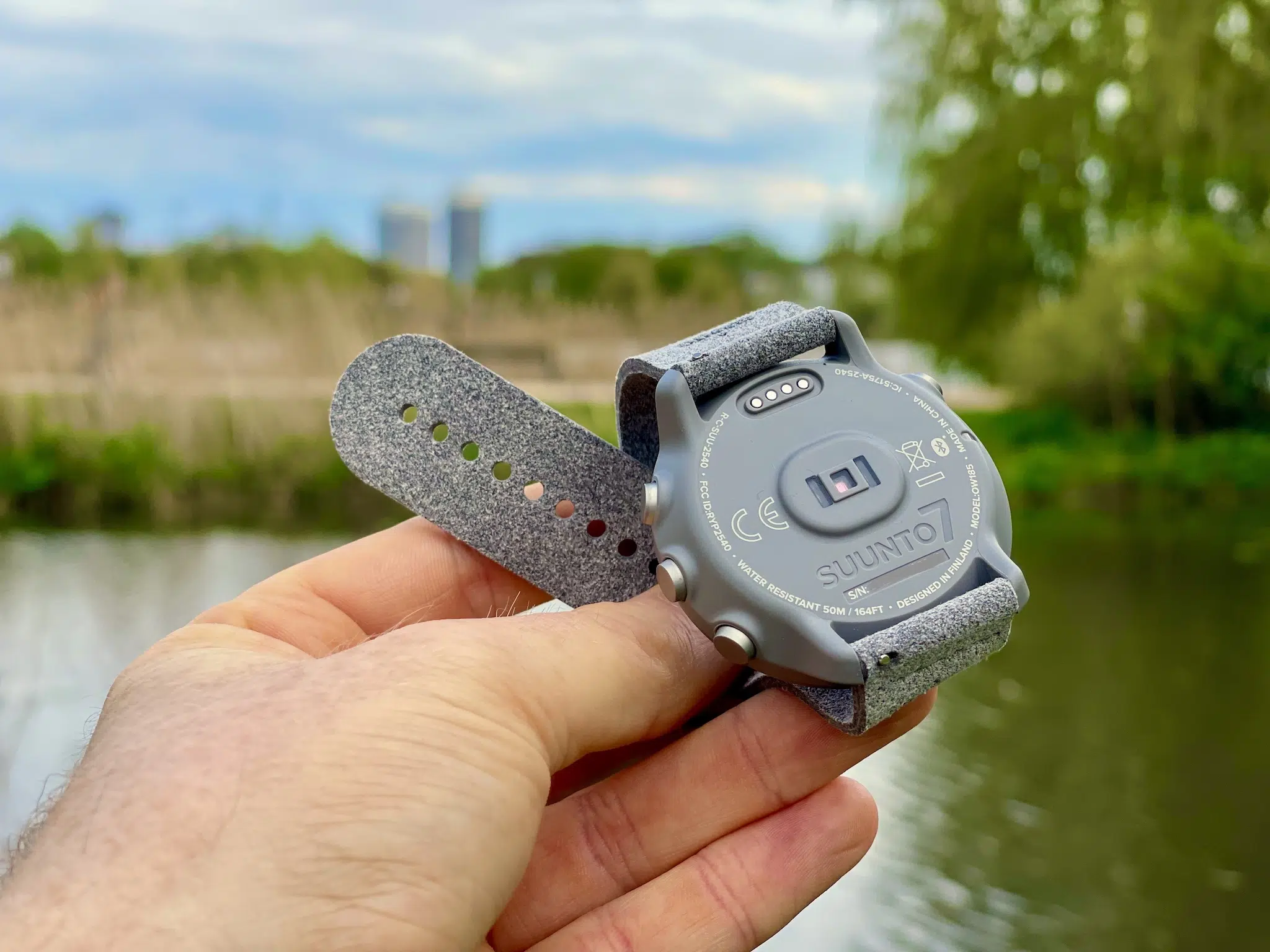 Suunto 7 Stone Gray Titanium im Test: Lohnt sie sich noch? 9 Rückseite der Suunto 7 Stone Gray Titanium mit Herzfrequenzsensor und Ladekontakten