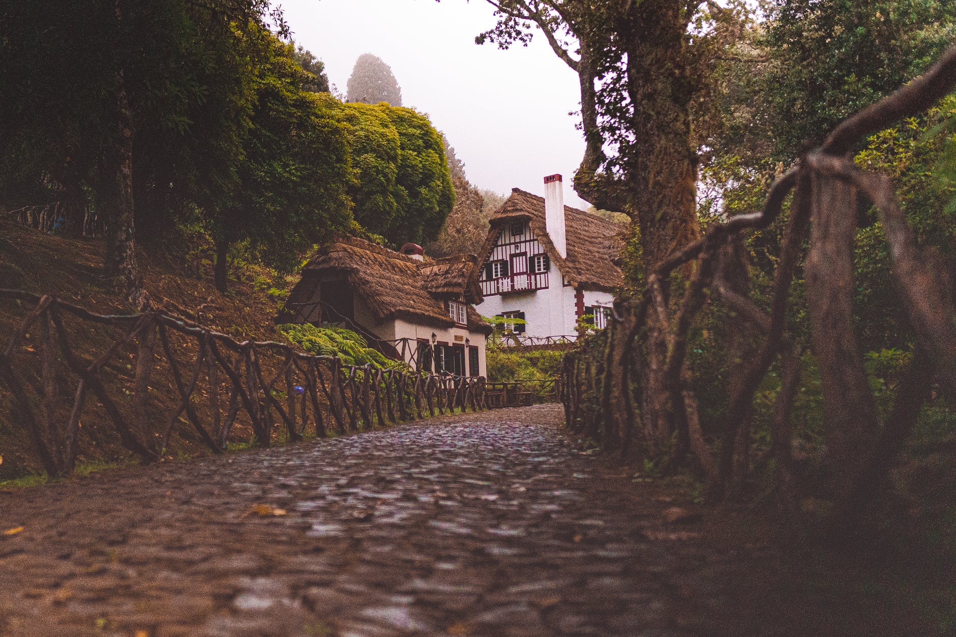 Madeira ist ein Wanderparadies mit vielen abgelegenen Bergdörfern, die zu Fuß erkundet werden können. 
