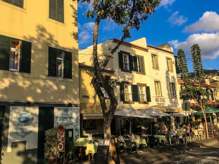 Gut essen gehen kann man in der Altstadt von Funchal. Foto: Sascha Tegtmeyer