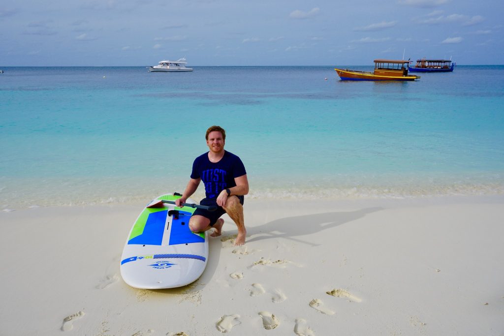 Täglich mit dem SUP unterwegs: Stand Up Paddling auf den Maediven ist Meditation und Workout zugleich. Foto: Sascha Tegtmeyer Reisebericht Malediven Tipps