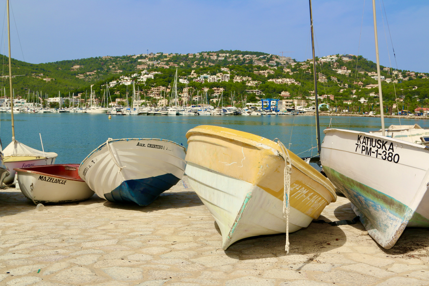 Mallorca Sehenswürdigkeiten – interessante Orte, die du unbedingt entdecken musst Der Hafen Port d'Andraitx ist ideal zum Flanieren und dank der zahlreichen Restaurants auch optimal, um schön essen zu gehen. Foto: Sascha Tegtmeyer