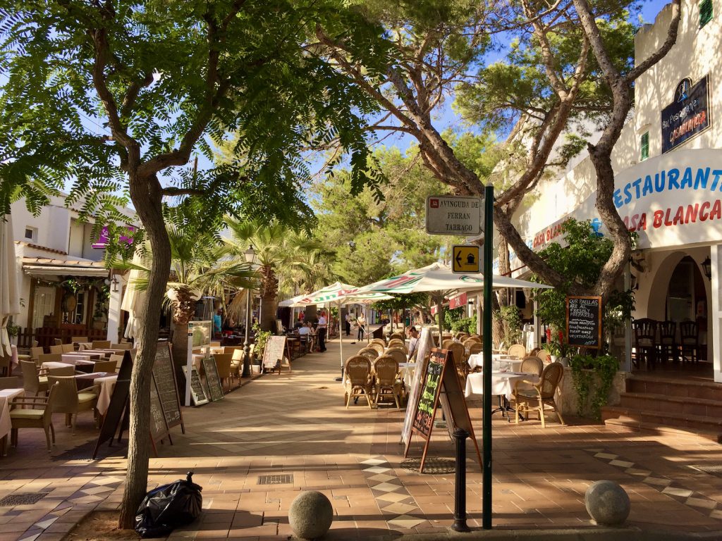 Die Fußgängerzone von Cala d'Or: Im Südosten der Insel kann man sehr gut Urlaub machen. Foto: Sascha Tegtmeyer