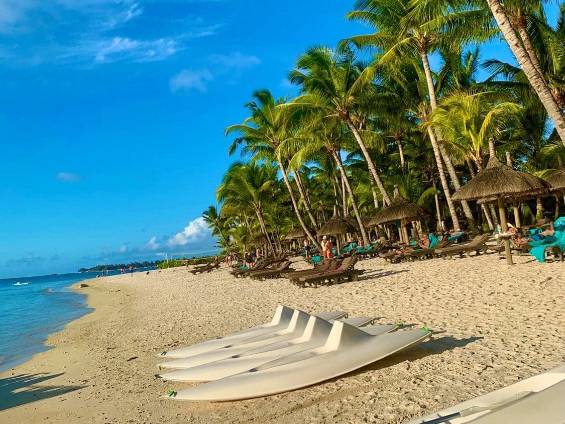 Auf Mauritius habt Ihr unheimlich viele Möglichkeiten, Euch die Zeit zu vertreiben. Bei den Freizeitaktivitäten auf Mauritius handelt es sich um die üblichen verdächtigen, die Ihr an vielen hochwertigen Urlaubszielen auf der Welt finden könnt. Wenn nicht sowieso den ganzen Tag entspannt am Strand rum liegt und schwimmen geht, hat natürlich zahlreiche Möglichkeiten, etwas Abenteuerliches zu unternehmen, Sport zu treiben oder Ausflüge zu unternehmen. 