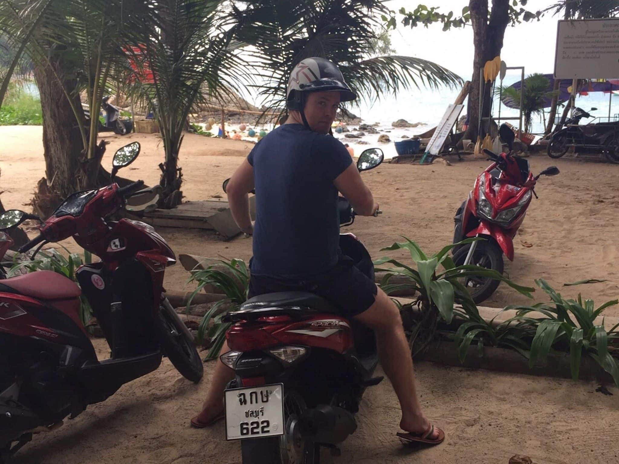 Mit dem Motorroller fahren ist sicher keine sportliche Aktivität – aber eine der Freizeitaktivitäten auf Phuket, die mit Abstand am meisten Spaß machen.  Foto: Sascha Tegtmeyer