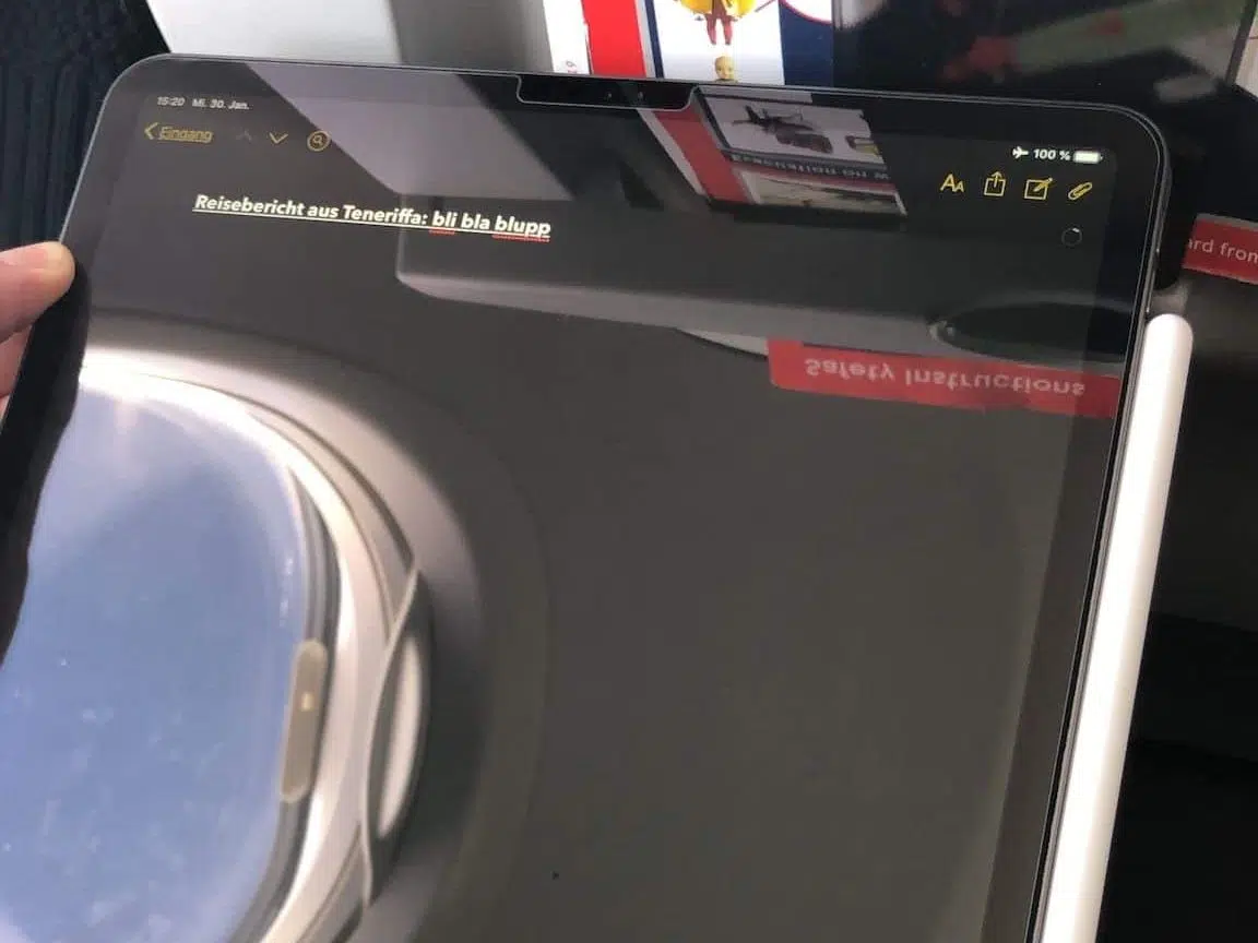 Reisetagebuch schreiben und gestalten – meine Tipps, Vorlage & App-Empfehlungen 5 Ich kann besonders im Flugzeug sehr kreativ arbeiten – und das iPad Pro ist das ideale Gadget, um die Ideen festzuhalten. Foto: Sascha Tegtmeyer