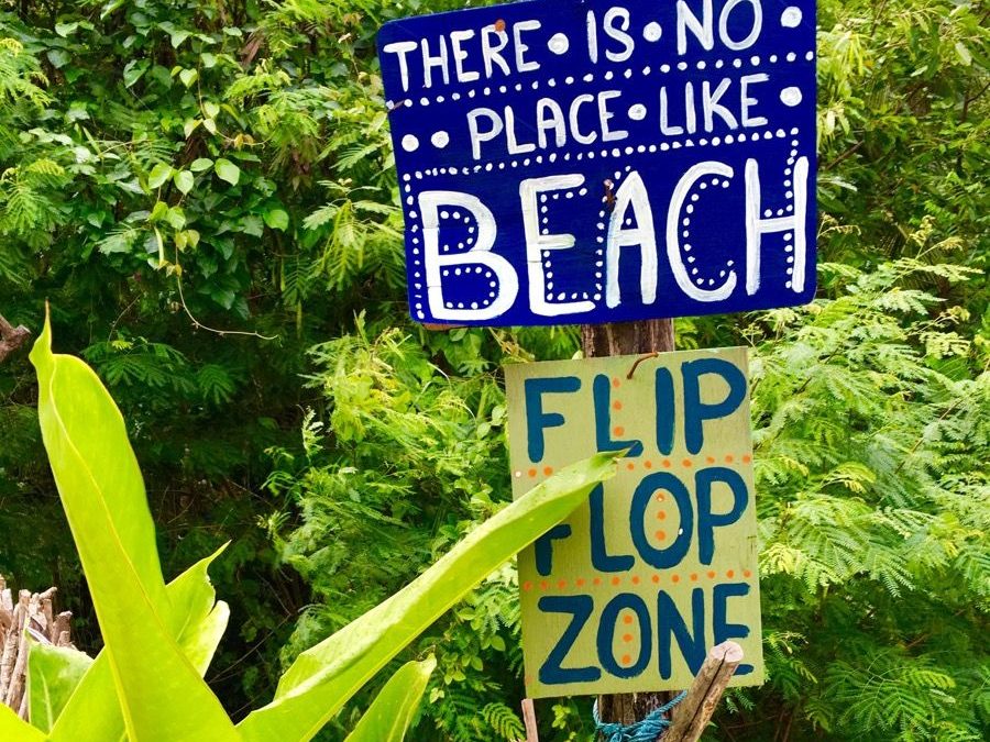 Relaxter Lifestyle und immernoch Hippie im Herzen: Dieser Wegweiser zum Strand spiegelt die Grundhaltung der Menschen auf Koh Phangan bestens wider! Foto: Sascha Tegtmeyer Koh Lipe, Koh Samui, Koh Phangan, Koh Tao, Thailand, Trauminsel, Strand, Reise, Urlaub, Backpacking, Wanderlust, Tauchen, Surfen, SUP, Stand Up Paddling, Phuket, Krabi, Andamanensee, Südostasien, Umwelt, Natur, Regenwald, Dschungel, Weltreise, Thailandurlaub, Beste Reisezeit Thailand, Winterurlaub, Wo ist es im Winter warm, Golf von Thailand