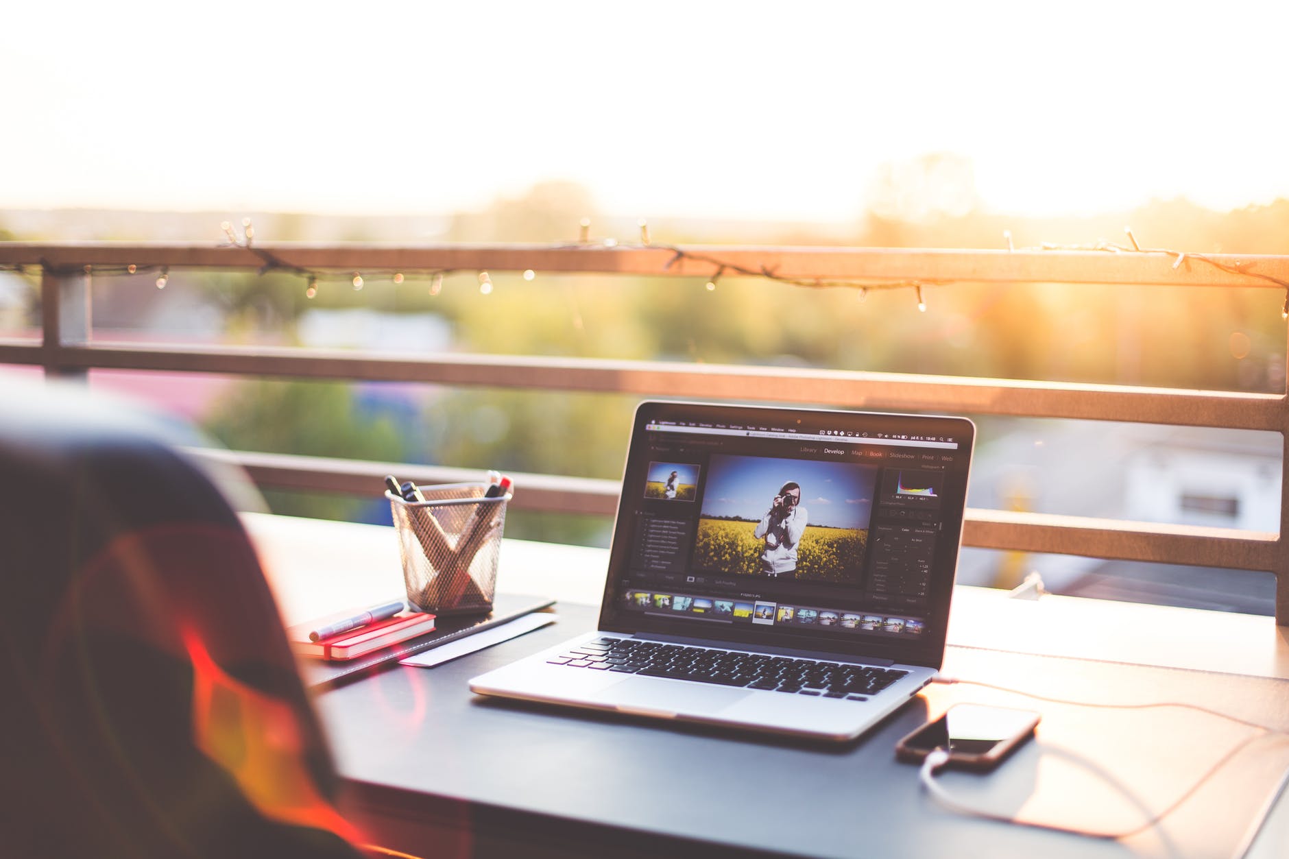 Durch die Welt jetten, ein paar Fotos knipsen und dabei einen Haufen Kohle machen – so stellen sich viele den Beruf des Bloggers vor. Die Realität sieht natürlich ganz anders aus. Als Blogger sitzt du tausende Stunden vor dem Computer und schreibst Beiträge. Foto: picjumbo.com auf Pexels.com