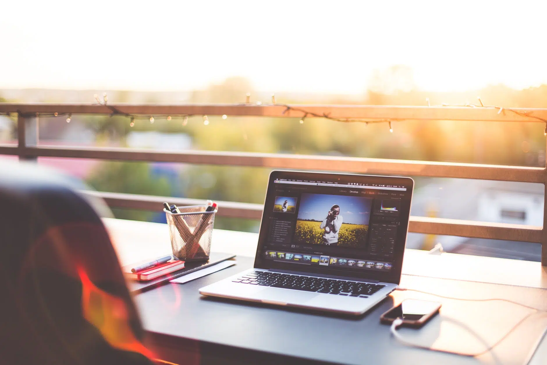 Mit Blog Geld verdienen – So klappt’s mit deinem Blog Businessplan 1 Arbeitsplatz mit Laptop für die redaktionelle Arbeit an einem Blog