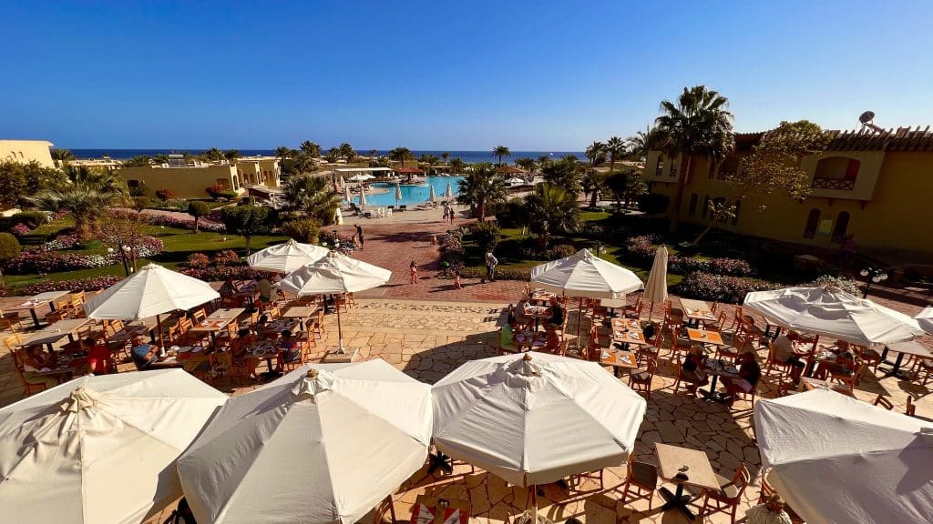 Blick auf die weitläufige Hotelanlage des Three Corners Fayrouz Plaza Beach Resort – in der Summe bietet das Hotel ein sehr gutes Preis-Leistung-Verhältnis und hat deshalb auch Top-Bewertungen erhalten (4,7 Sterne bei Google aus mehreren tausend Bewertungen). Foto: Sascha Tegtmeyer Reisebericht Marsa Alam Tipps Erfahrungen – Ägypten