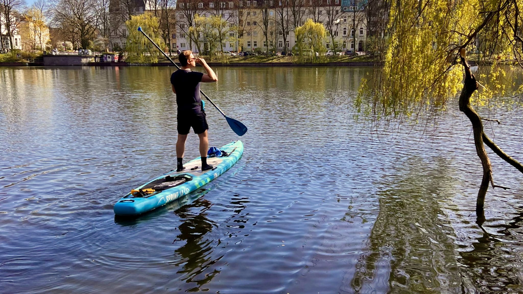 Bluefin Sprint 14 im Test: Erfahrungen mit Tempo, Stabilität und Aufbau 4 Sascha paddelt das lange türkisfarbene Bluefin Sprint 14 auf ruhigem Hamburger Wasser