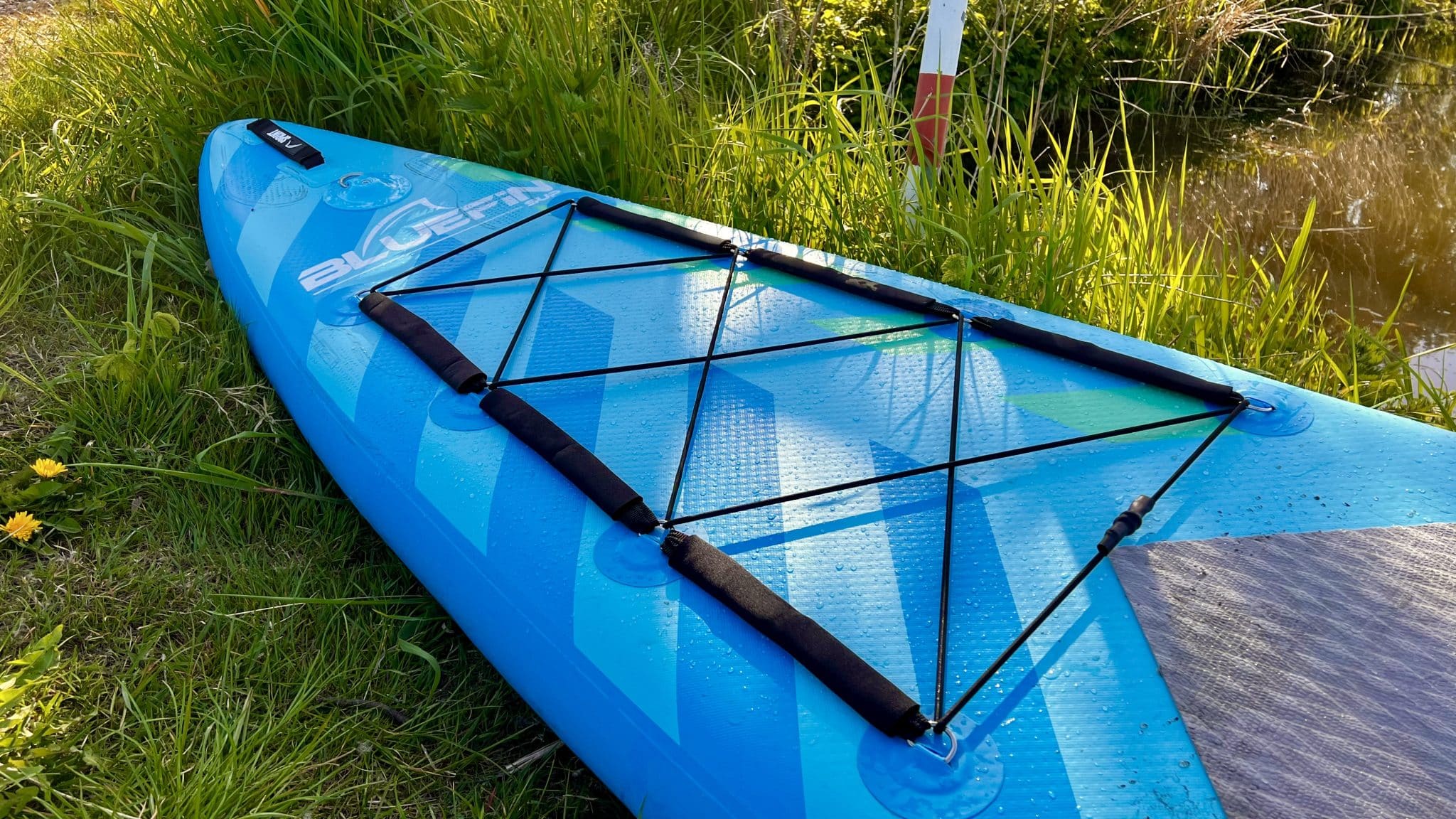 Bluefin Sprint 14 im Test: Erfahrungen mit Tempo, Stabilität und Aufbau 1 Bug des älteren türkisfarbenen Bluefin Sprint 14 mit zwei schwarzen Gepäcknetzen