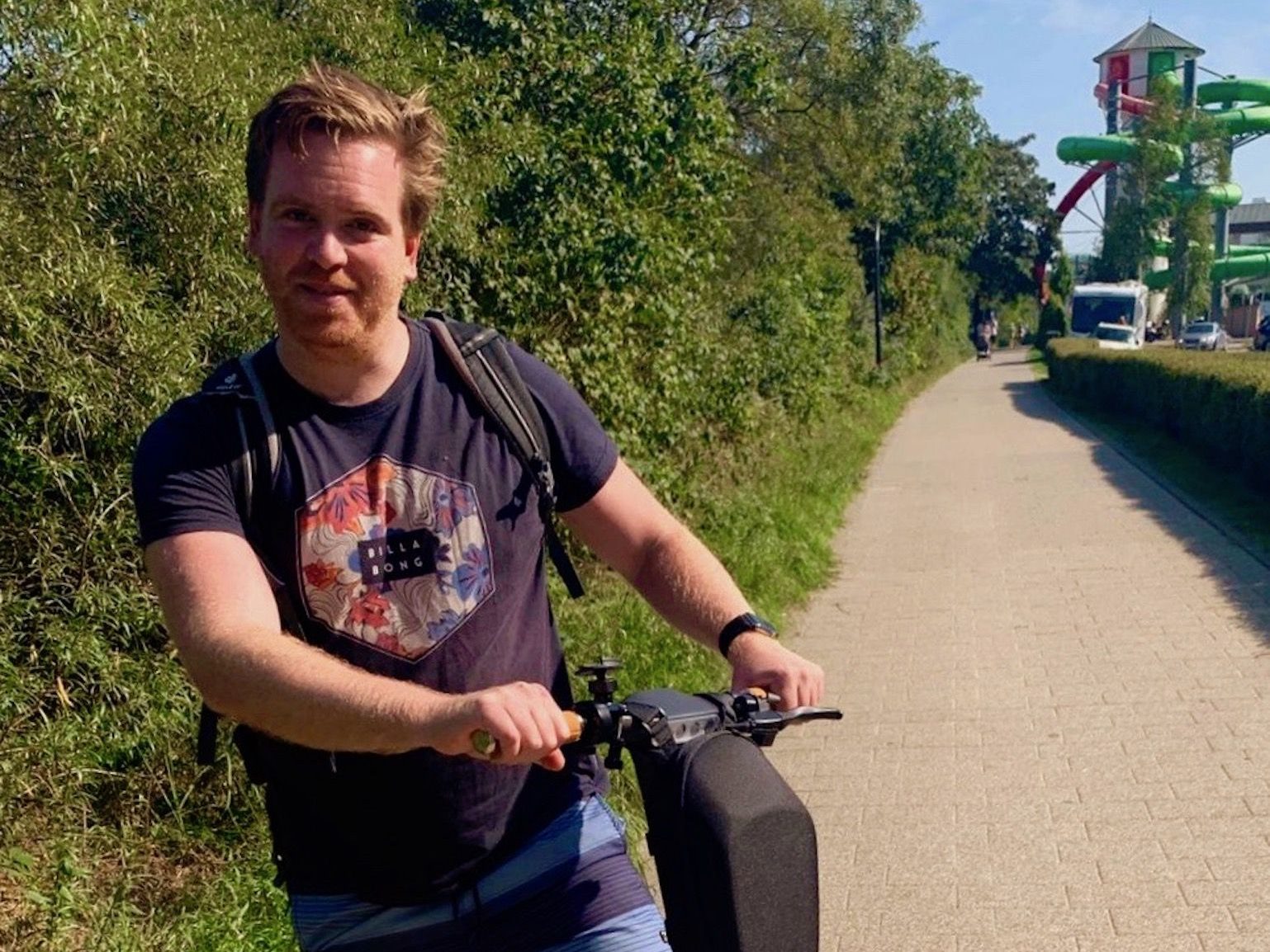 Mit dem E-Scooter auf der Promenade in Scharbeutz unterwegs – perfektes Fortbewegungsmittel im Urlaubsort. Foto: Luisa Praetorius
