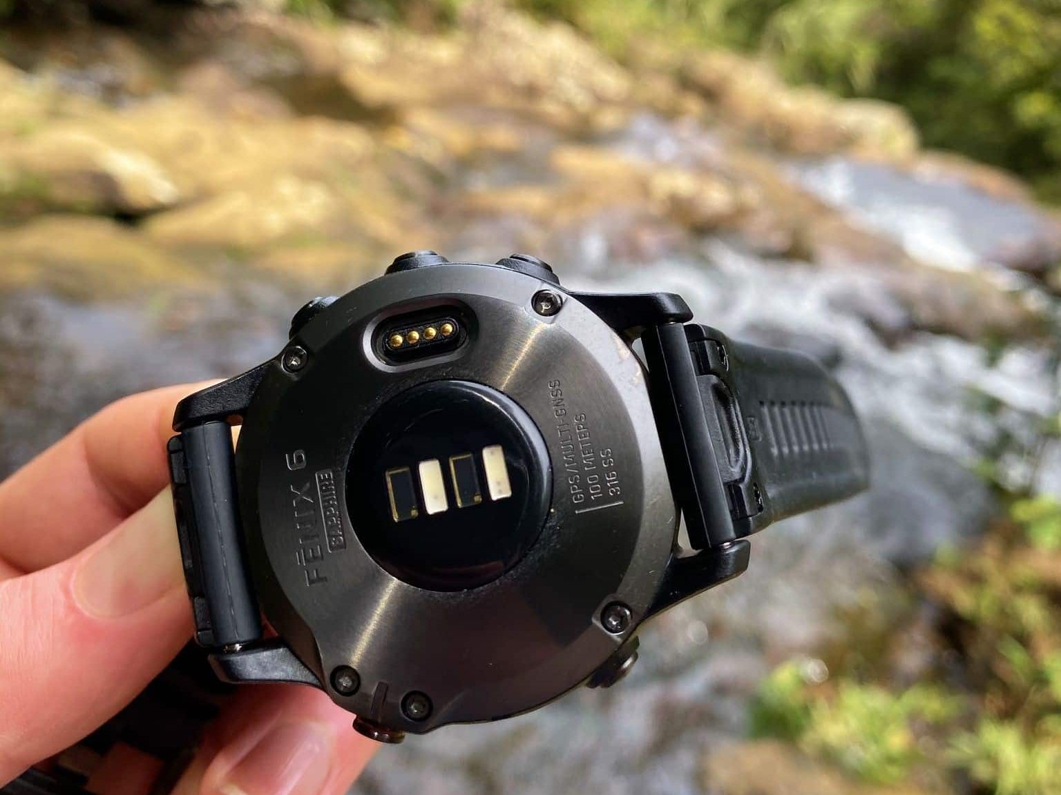Garmin fenix 6 Pro: Der optische Herzfrequenzsensor auf der Rückseite zeichnet zuverlässig den Puls auf. Foto: Sascha Tegtmeyer