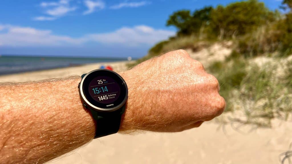 Solltet Ihr auf der nächsten Reise Großes vorhaben und eine ausgiebige Wandertour, Fahradtour oder Klettertour planen, solltet Ihr (zusätzlich) zu einer mechanischen Armbanduhr auch noch auf eine multifunktionale Sportuhr oder Smartwatch zurückgreifen.