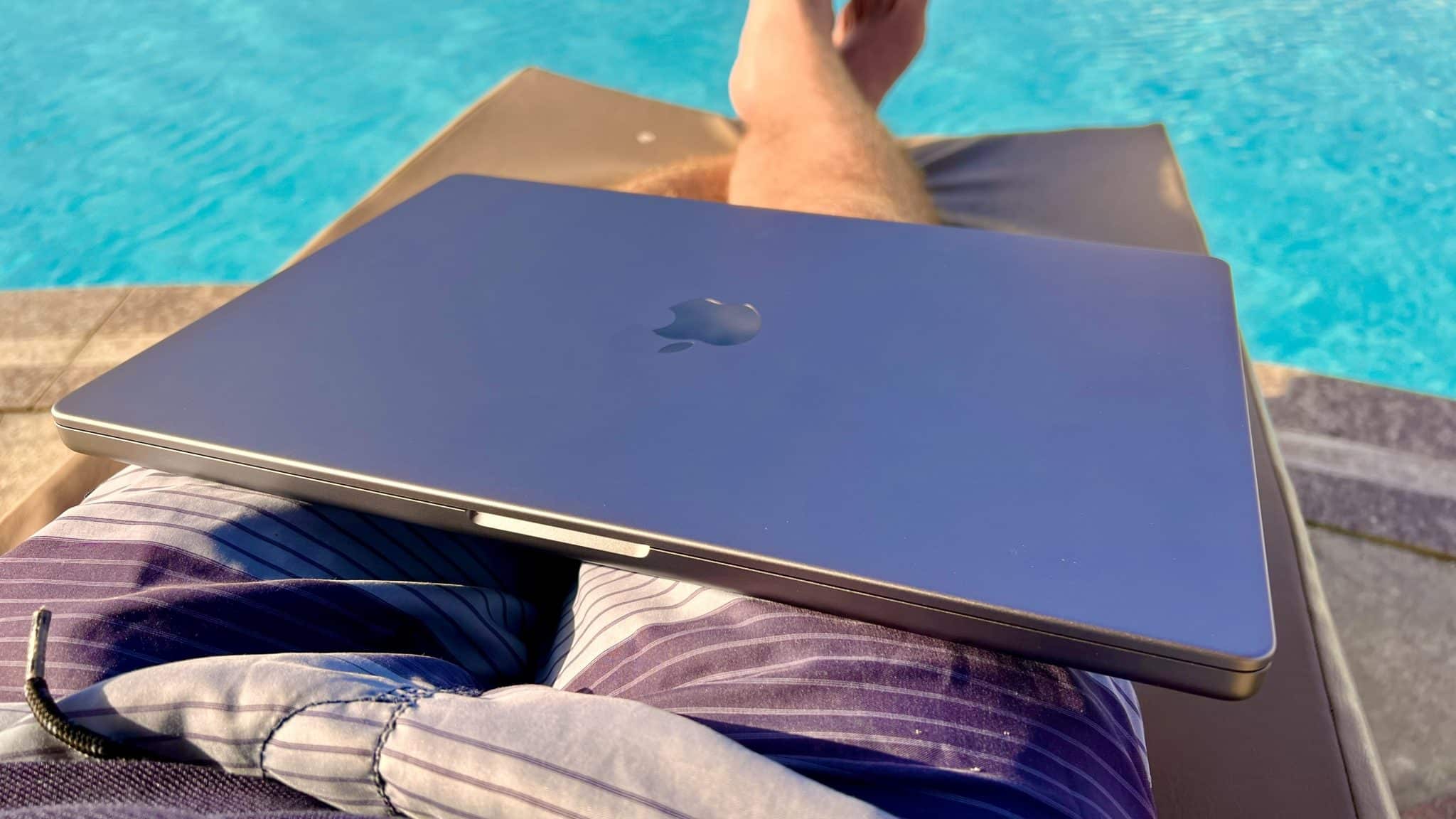 Grundsätzlich muss ich erst einmal sagen, dass ich das MacBook Pro 16 M1 Pro jeden Tag bis zu 12 Stunden verwende, um damit zu arbeiten. Ich habe es also nicht nur auf Reisen getestet, sondern auch auf Reisen. Da ich relativ viel unterwegs bin, brauche ich unterwegs ein Gerät, das in seiner Funktionalität einem Notebook ähnlich ist. Normalerweise nehme ich dann mein iPad Pro 12.9 in Kombination mit der Magic Keyboard Tastatur mit, da das Ensemble leichter und kompakter ist. Man kann auf dem iPad wirklich sehr viel Arbeit auf Reisen erledigen. Allerdings leider noch nicht alles. Für einige Aufgaben braucht man dann doch das große MacBook – und deshalb hatte ich das MacBook Pro 16 M1 Pro mit auf Reisen.